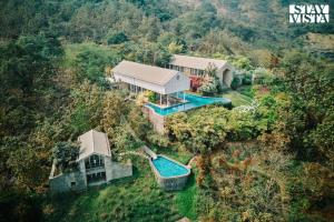 StayVista at The Ray with Mountain Views, BBQ, AC