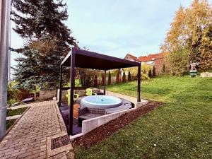 Großes Ferienhaus für 12 -17 Personen mit Whirlpool - Spielzimmer und Garten