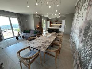 Stylish 4BR Hillside Villa with Panoramic Views