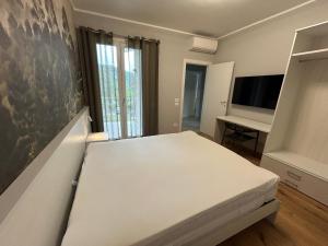 Stylish 4BR Hillside Villa with Panoramic Views