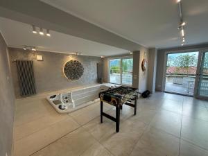 Stylish 4BR Hillside Villa with Panoramic Views