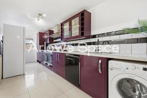 Spacious 4BR House Near Dagenham Heathway