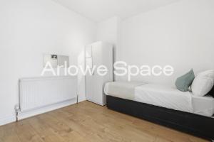 Spacious 4BR House Near Dagenham Heathway