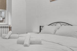 Charming 2-Bedroom Apartment with Balcony near Old Town