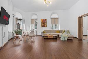 Charming 2-Bedroom Apartment with Balcony near Old Town