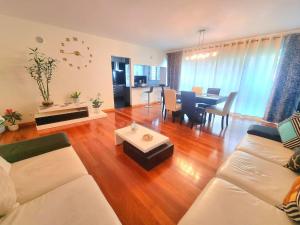 Spacious Summer Fresh Family Apartment with Panoramic Sea Views in Funchal