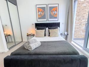 Promo Rate - 3 Bedroom Battersea Penthouse with 3 Private Balconies near Clapham Junction & Battersea Power Station by NourNest Apartments