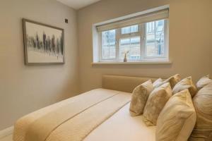 Large Entire Mayfair 3 Floor House by Hilton Hotel Park Lane 135sqm