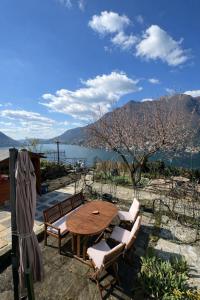 Lake View and Private Garden House for 6
