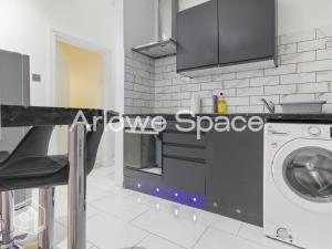 Cosy Tilbury Town 2BR Apt, Station and Amenities