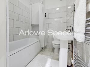 Cosy Tilbury Town 2BR Apt, Station and Amenities