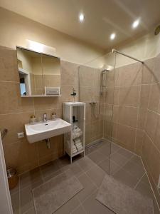 3BR, 5 Beds, Sofa 2P, 5min U4,U6 Schönbrunn