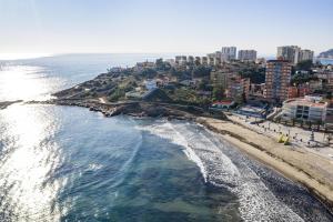 Apartamento REFORMADO en 2021 a 100m Playa Morro de Gós 1 Dormitorio y salón con sofá cama Parking privado