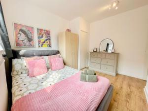 3-Bedroom with Private Balcony - Modern flat near Finsbury Park, Manor House & Emirates Stadium by Staylio London