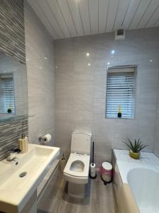 Sleeps 4, FREE Parking, Close to Old Trafford