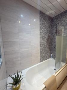 Sleeps 4, FREE Parking, Close to Old Trafford