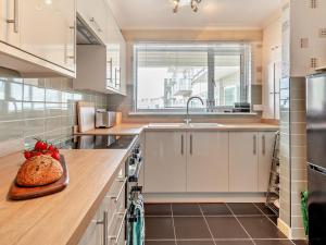 1 Bed in Tenby oc-95339
