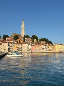 Quiet apartment-free parking