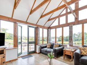 3 Bed in Hundleton 44349