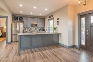 Viewtopia - Luxury Smoky Mountain Cabin in Gatlinburg | Views, Hot Tub, Firepit & Game Loft