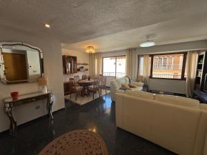 Apartamento 3 habitaciones junto a Playa Postiguet con terraza by Turihome