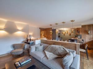 Duplex rénové au cœur de Megève, 3 chambres, cheminée, terrasse, équipements modernes. - FR-1-569-72