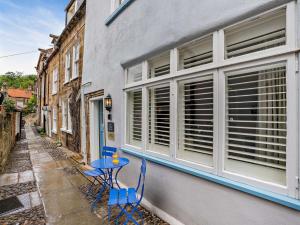 3 Bed in Robin Hoods Bay G0087