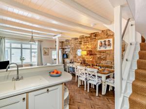 3 Bed in Robin Hoods Bay G0087