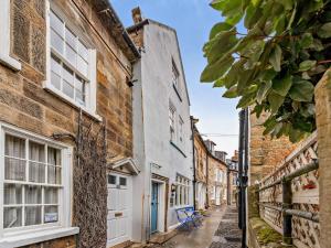3 Bed in Robin Hoods Bay G0087