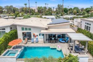 Modern Desert Retreat with private pool spa EV charger near Tennis Garden
