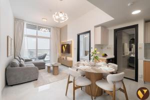 Vogue Vacation Homes, Arjan Skyz by Danube near Miracle Garden, One bedroom Apartment with Balcony and City View, Access toAmenities