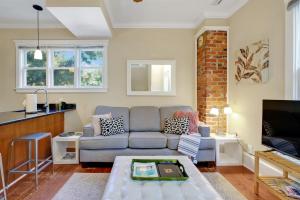 Condo Riviere Stay Downtown! Walk everywhere!