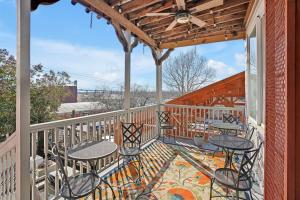 Claus Quarters on Front! Perfect location in the Heart of Downtown!