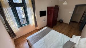 Bivar Road Retreat