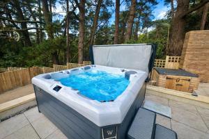 5 Bed House - Pool - Hot Tub - Sauna - Pool Table - Near New Forest and Beach - Sleeps 12