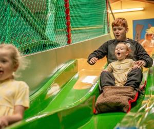 Dog-Friendly 8-Person Cottage with Private Hot Tub - Cantref, Brecon