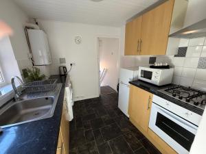 Westbrne-Spacious 4 Bedroom Sleeps 7 Contractor Stay