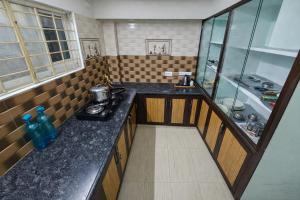 TrueLife Comfort Inn - Near PS4 veg restaurant - On way to Balaji Temple - 2BHK AC apartments - Coffee Tea Milk - Fast WiFi, Kitchen, Dining, Android TV, Parking - Easy access to Airport, Railway Station and toTemples - Top service with lots of Love