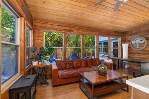 Boho Ranch in Hip East Austin with cowboy pool & hot tub