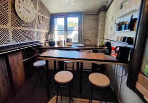 3 ch, 5 pers 1 bébé, cuisine équipée, cosy