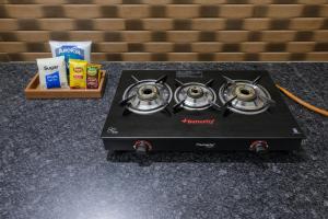 TrueLife Comfort Inn - Near PS4 veg restaurant - On way to Balaji Temple - 2BHK AC apartments - Coffee Tea Milk - Fast WiFi, Kitchen, Dining, Android TV, Parking - Easy access to Airport, Railway Station and toTemples - Top service with lots of Love