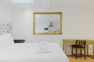 Bright Studio Flat with Private Patio Fulham