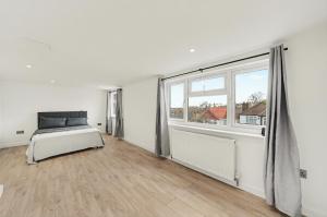 Modern 7BR House Garden, Parking, Near Transport