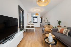 C88 - Deluxe Apartment Downtown with Pool and Parking