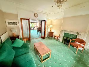 Hylands Hotel Double Room with Shared Bathroom & Free Parking