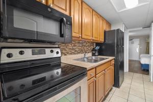 Inspiring Oceanfront Suite: with Breakfast 11th Flr