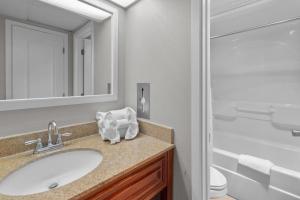 Inspiring Oceanfront Suite: with Breakfast 11th Flr