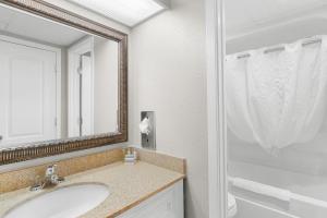 Spacious Oceanfront Suite: 5th Flr W Breakfast