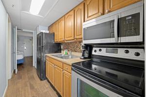 Airy Oceanfront Suite: 5th Flr Includes Breakfast