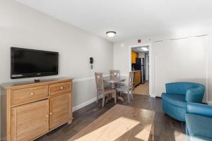 Spacious Oceanfront Suite: 9th Flr wBreakfast